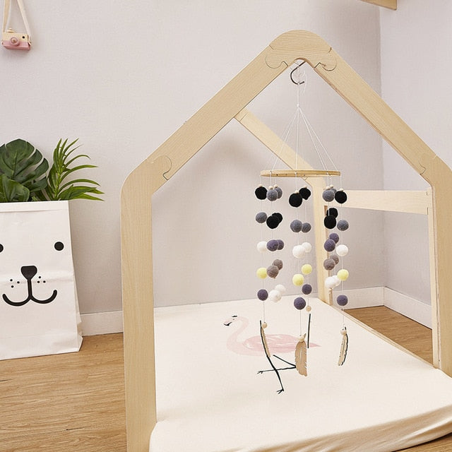 Mobile en bois perles en peluches - les jeux en bois 