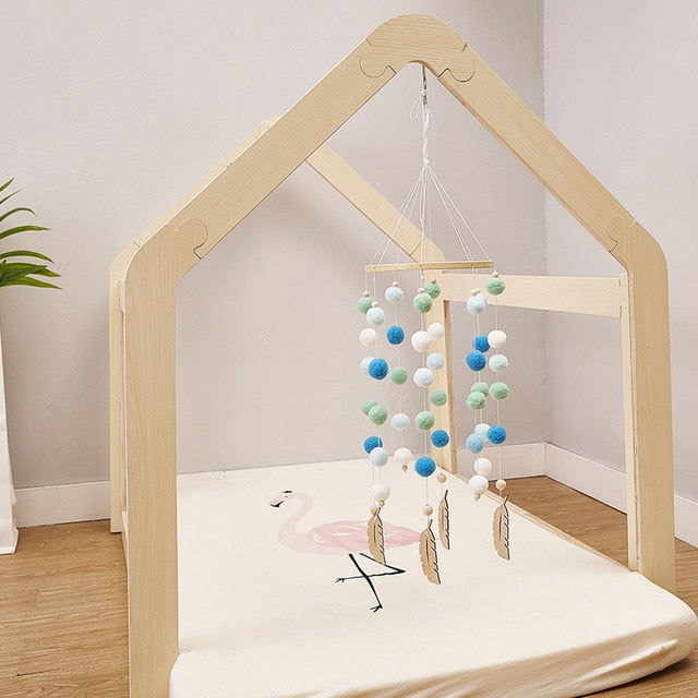 Mobile en bois avec perles en peluche - les jeux en bois