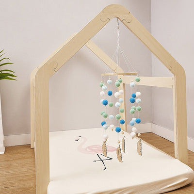 Mobile en bois avec perles en peluche - les jeux en bois