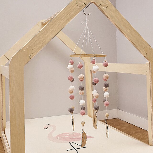 Mobile en bois avec perles en peluche - les jeux en bois