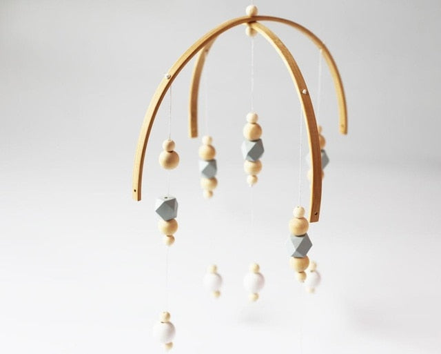 Mobile en bois avec perles en bois - les jeux en bois