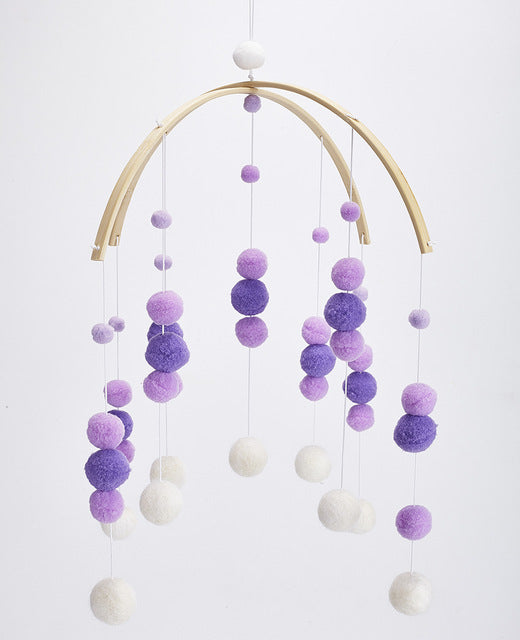 Mobile en bois avec perles en peluches - les jeux en bois 